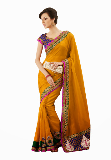 newly fashioned glamour in saree