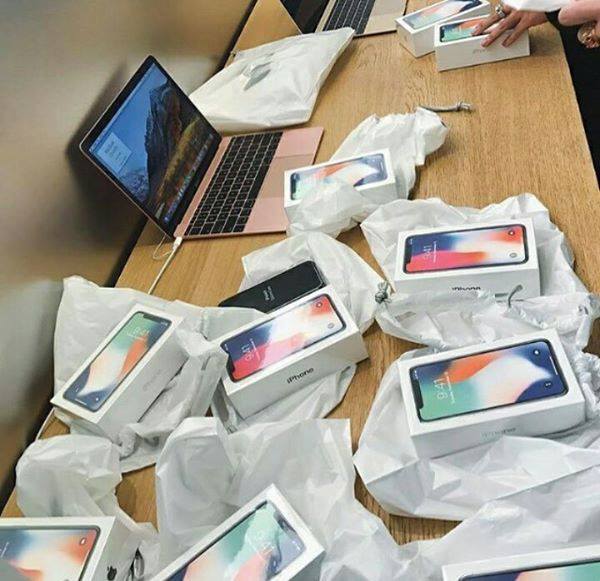 Apple iPhone X 64GB & iPhone 8 Plus
